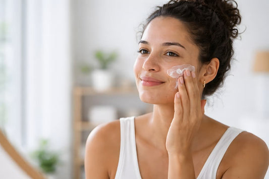 Double cleansing (doppia detersione) usando il detergente viso dopo l'olio