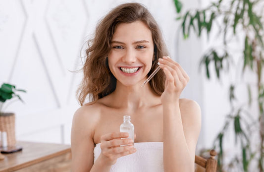Il siero viso: guida pratica su quando e come applicarlo prima della crema idratante