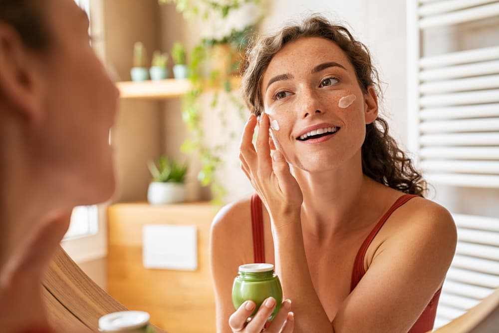 donna che fa skincare